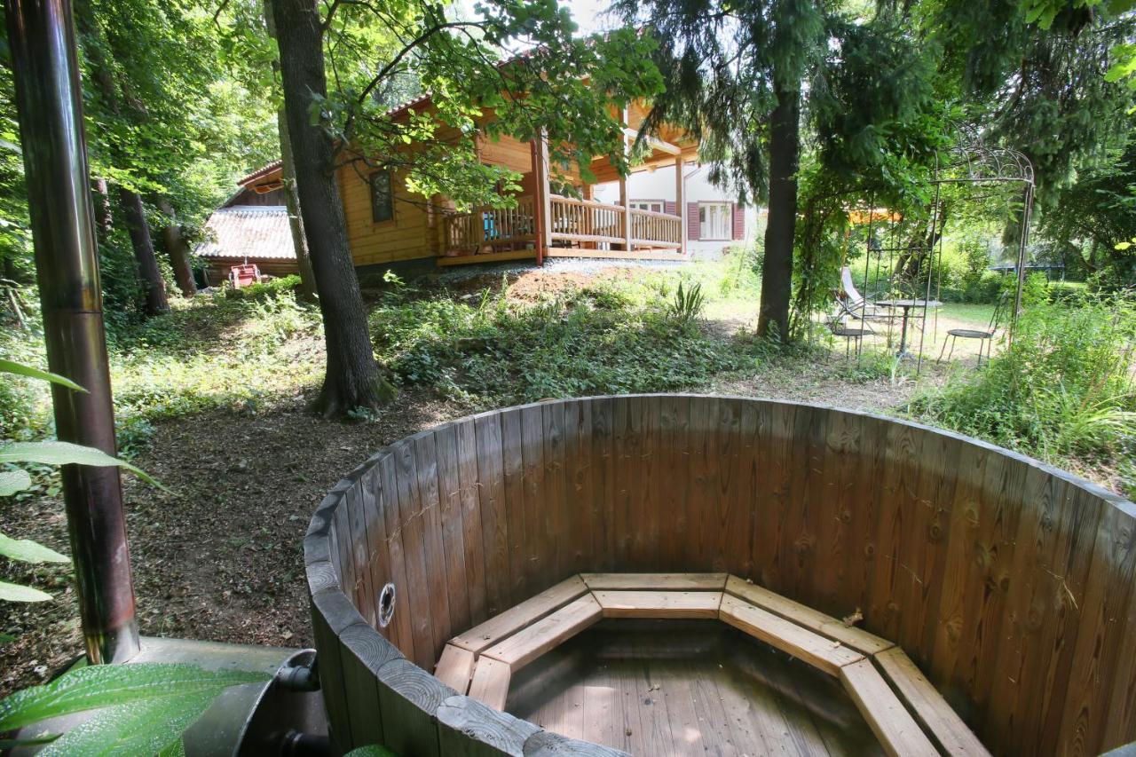Blockhaus Chalet Mit Beheizbarem Badefass Und Infrarotsauna Auf Der Terrasse Oberschützen Exterior foto